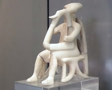 Instrumentenspieler der prähistorischen Kykladenkultur: sog. Kykladenidole mit einem harfenartigen Saiteninstrument (3. Jahrtausend v.Chr.)