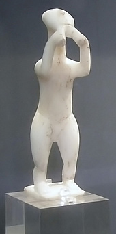 Zwei Instrumentenspieler der prähistorischen Kykladenkultur: sog. Kykladenidole mit einem Doppelblasinstrument bzw. einem harfenartigen Saiteninstrument (3. Jahrtausend v.Chr.)