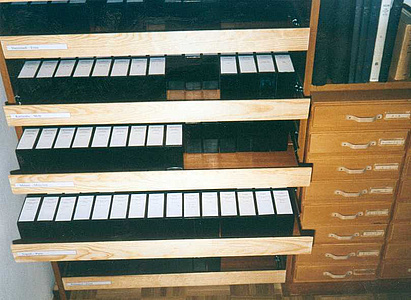 Ein Mikrofilmbestand von über 600 Handschriften ermöglicht den Vergleich der modernen Edition mit ihren mittelalterlichen Quellen.